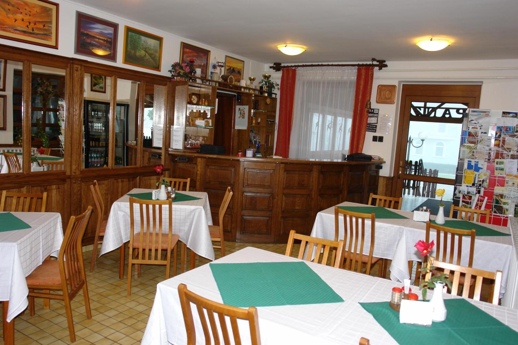 Koller Panzio Hotel Bonyhád Eksteriør billede