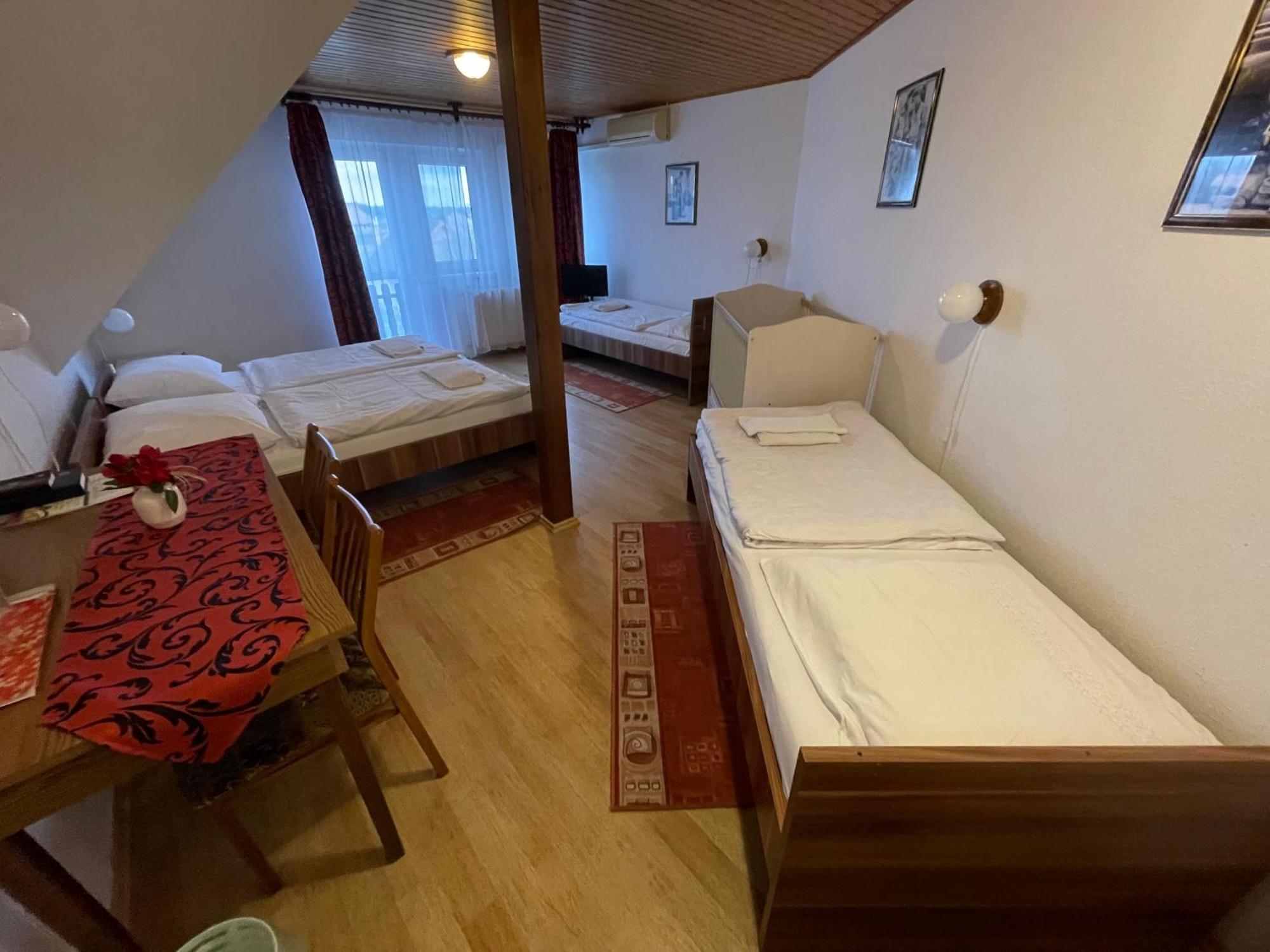 Koller Panzio Hotel Bonyhád Eksteriør billede