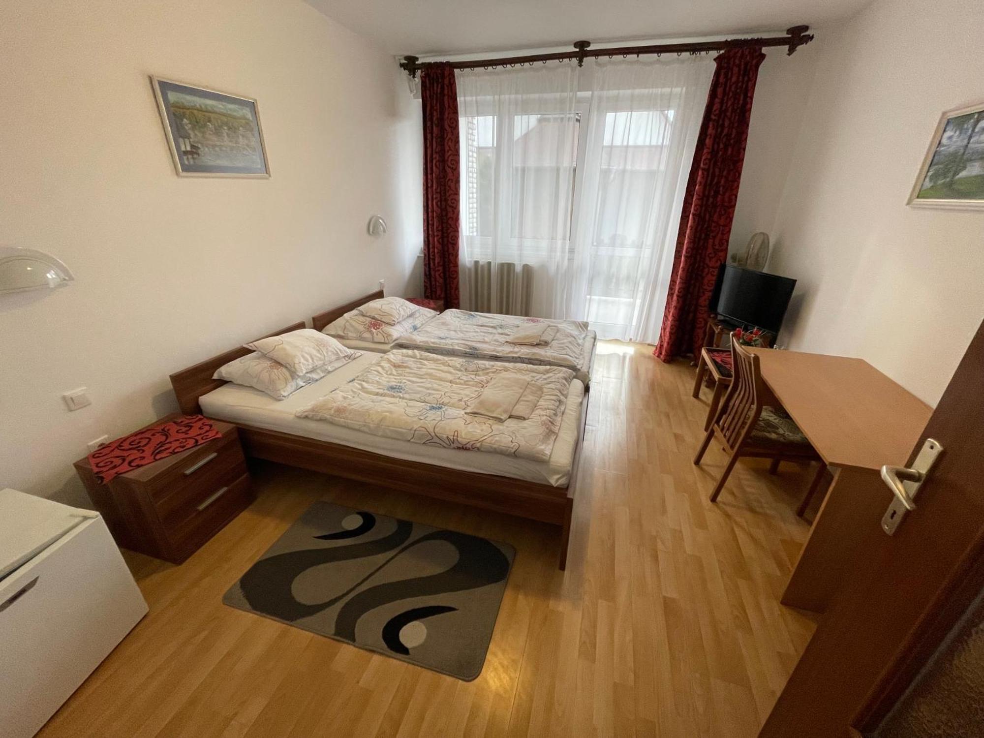 Koller Panzio Hotel Bonyhád Eksteriør billede