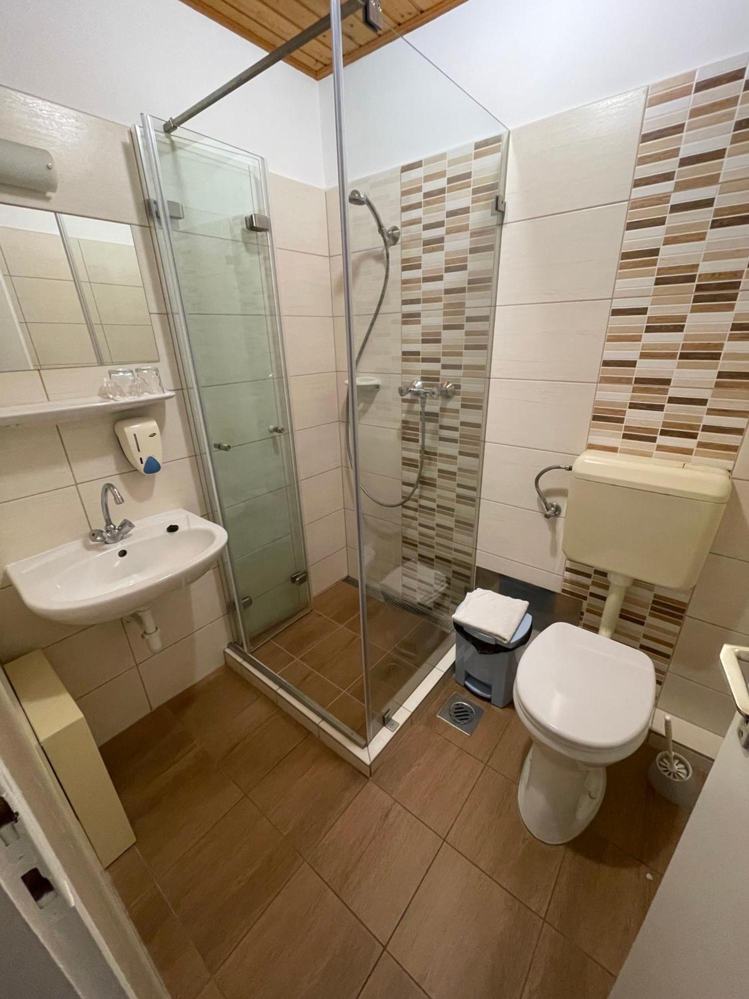 Koller Panzio Hotel Bonyhád Eksteriør billede