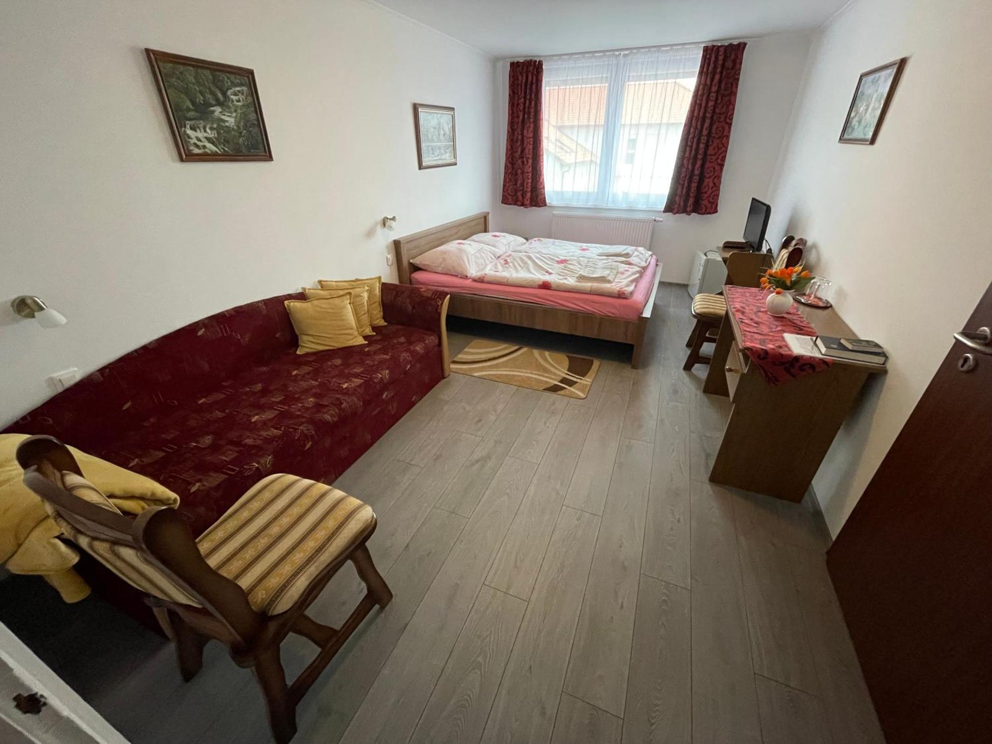 Koller Panzio Hotel Bonyhád Eksteriør billede