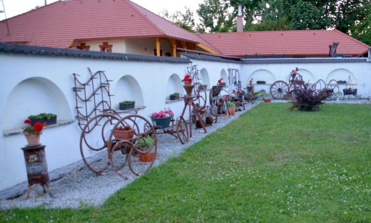 Koller Panzio Hotel Bonyhád Eksteriør billede