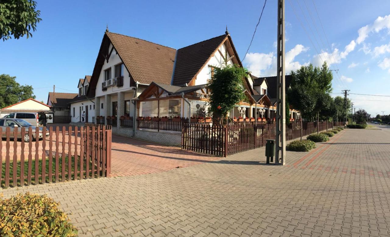 Koller Panzio Hotel Bonyhád Eksteriør billede